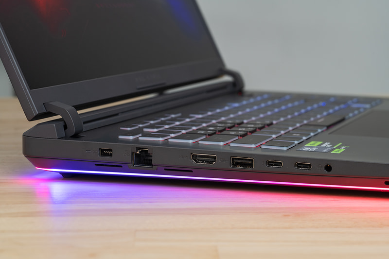 左側面にあるUSB 3.2ポート1基(左)とThunderbolt 5ポート2基