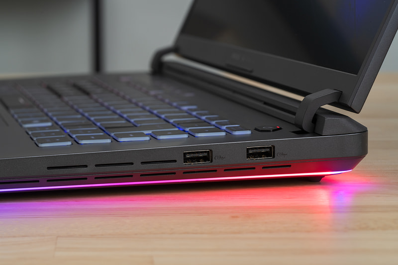 右側面にはUSB 3.2ポート2基