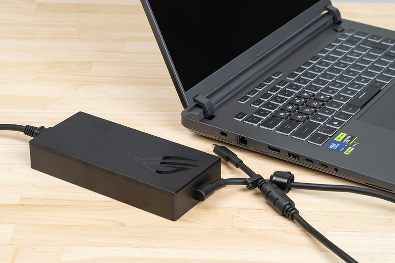 付属ACアダプタは最大380Wの大きなもの。これを使用することでフルパワーを発揮できる