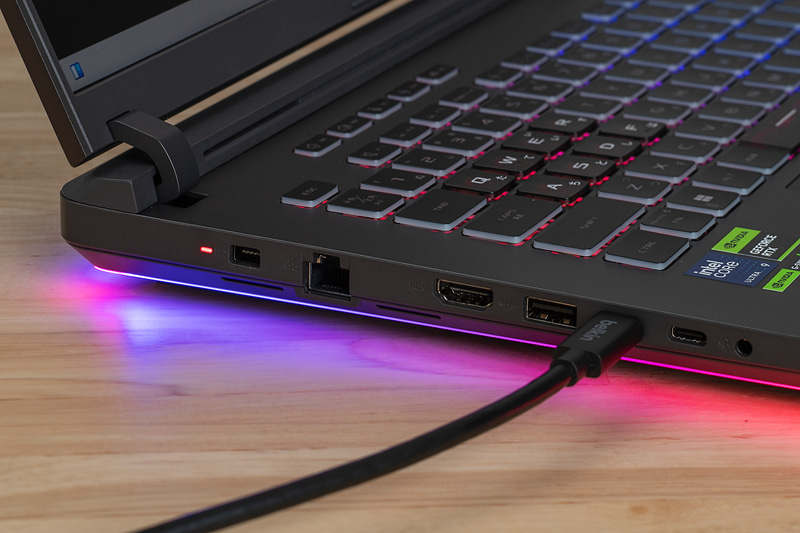 フルパワーが求められない作業内容なら最大100WのUSB PDに対応するThunderbolt 5ポートで給電するのもアリ。出先で使いたいときに、かさばるACアダプタを持ち運ばずに済む