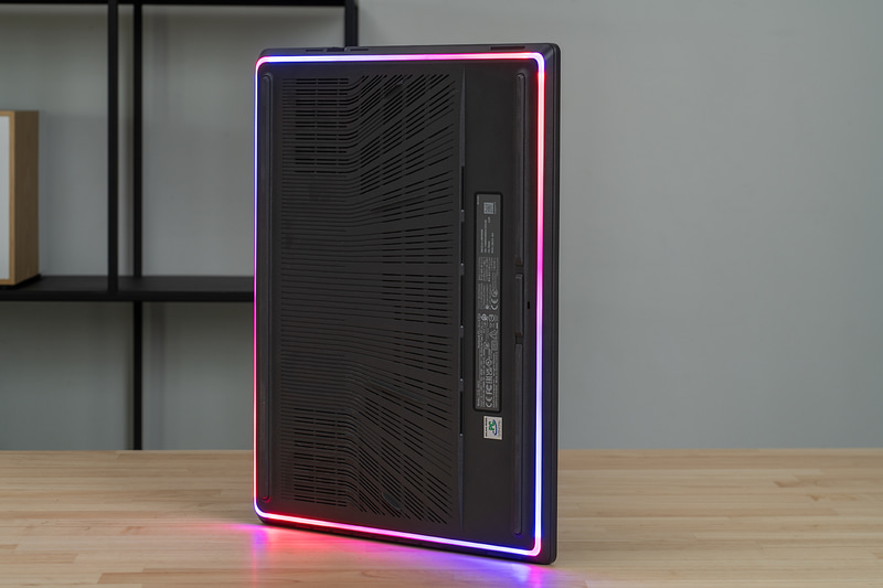 底面の外周にもLEDが張り巡らされている