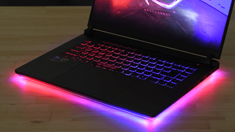 LEDがデスクに反射し、ゲーミングシーンを楽しく演出