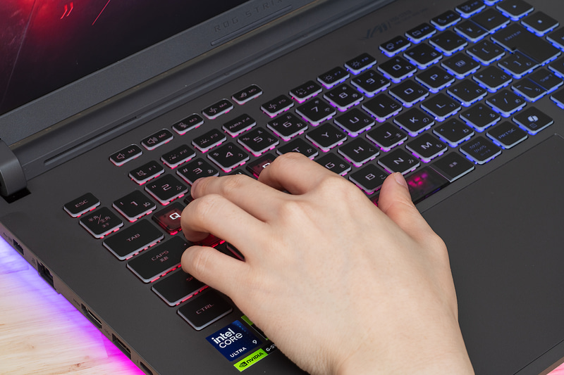 タイプ時のノイズは抑えられており、ゲームで激しく操作するときも、長文タイプするときも、目立たない