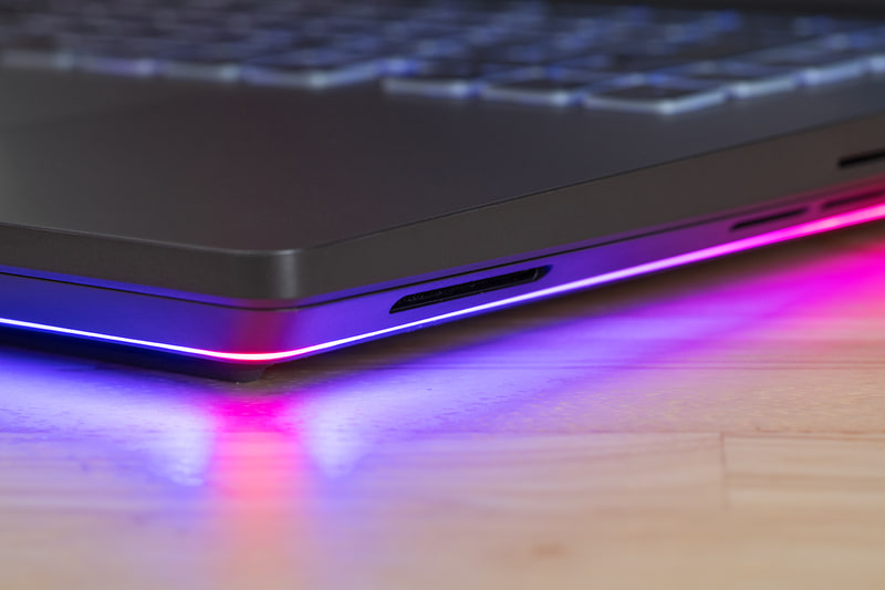 スピーカーはDolby Atmos対応。ゲームのサラウンドサウンドはもちろん、動画視聴・編集にも活躍する