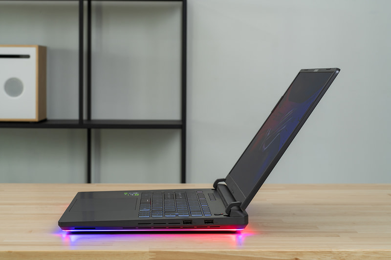 <a href="https://rog.asus.com/jp/laptops/rog-strix/rog-strix-g16-2025/" class="n" target="_blank">ROG Strix G16 G615LW</a>の価格は33万9,800円からで、搭載GPUやメモリ/ストレージの容量違いで複数モデルがある。ここではCore Ultra 9 275HXとGeForce RTX 5080 Laptop GPUを搭載する最上位モデル(型番: G615LW-U9R5080)をレビューしている。ちなみに価格は49万9,800円