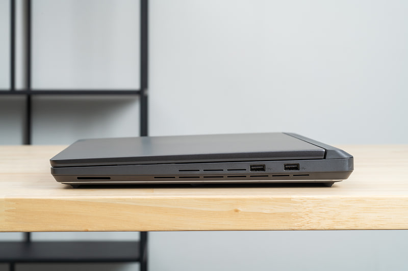 <a href="https://rog.asus.com/jp/laptops/rog-strix/rog-strix-g16-2025/" class="n" target="_blank">ROG Strix G16 G615LW</a>の価格は33万9,800円からで、搭載GPUやメモリ/ストレージの容量違いで複数モデルがある。ここではCore Ultra 9 275HXとGeForce RTX 5080 Laptop GPUを搭載する最上位モデル(型番: G615LW-U9R5080)をレビューしている。ちなみに価格は49万9,800円