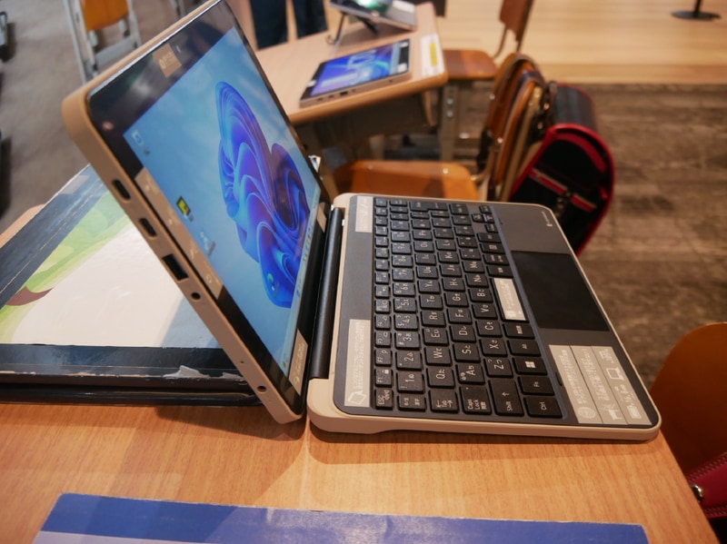 GIGAスクール向けモデルはインターフェイスをすべてディスプレイ側に配置している