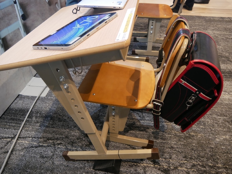 これだけ机を斜めにしても滑らない工夫をした