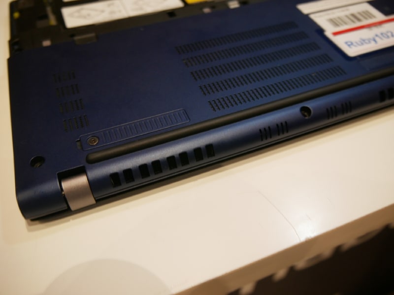 背面のゴム足は、排熱した温かい風が吸入口に来ないように遮断する役割も果たす