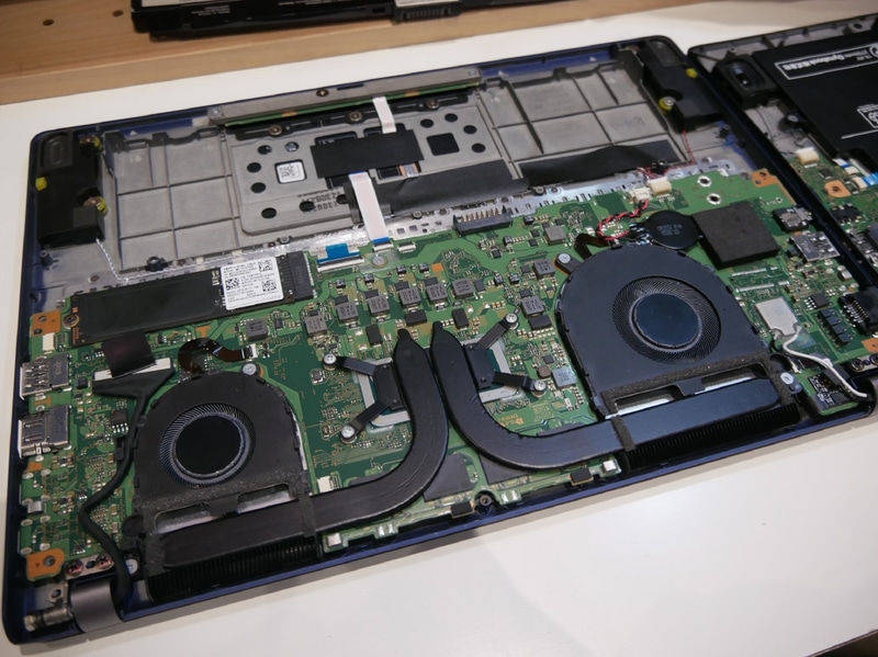 エンパワーテクノロジーを採用。2つの小型ファンと2つのヒートパイプを配置