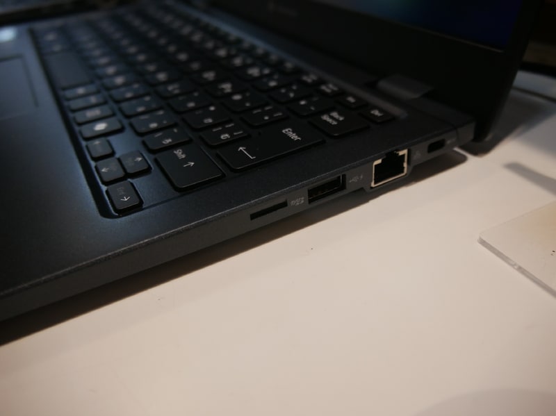 有線LANコネクタがセーターに引っかかるという声に対応するためコネクタの向きを上下逆に配置した