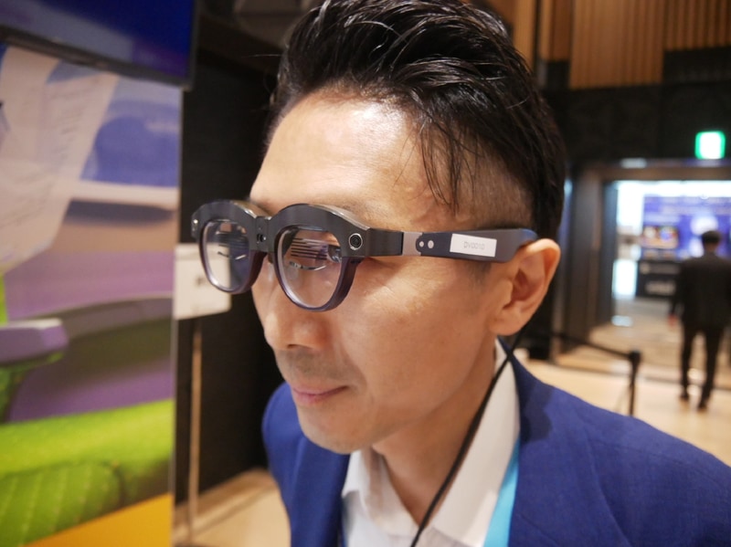 実際に装着したところ。グラス上にさまざまな情報が表示される