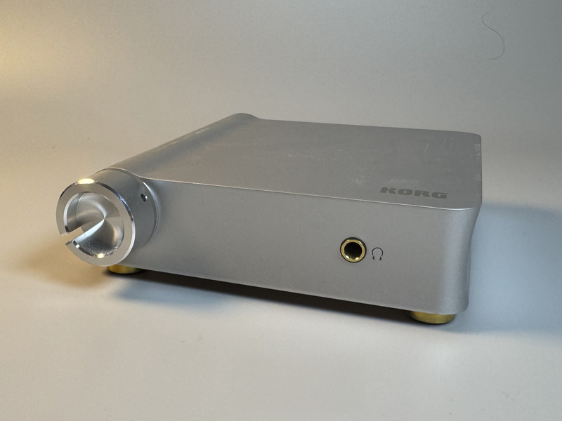 コルグのハイレゾ対応USB DAC「DS-DAC-10R」。実売価格は3万円前後。DSD音源(2.8MHz、5.6MHz)とPCM音源(最大192kHz/24bit)の録音と再生に対応。一般的なUSB DACと異なり、レコードプレーヤーを接続できるフォノ入力端子を装備しており、レコードをDSD形式で録音できる点が特徴