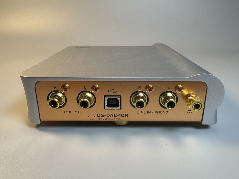 コルグのハイレゾ対応USB DAC「DS-DAC-10R」。実売価格は3万円前後。DSD音源(2.8MHz、5.6MHz)とPCM音源(最大192kHz/24bit)の録音と再生に対応。一般的なUSB DACと異なり、レコードプレーヤーを接続できるフォノ入力端子を装備しており、レコードをDSD形式で録音できる点が特徴