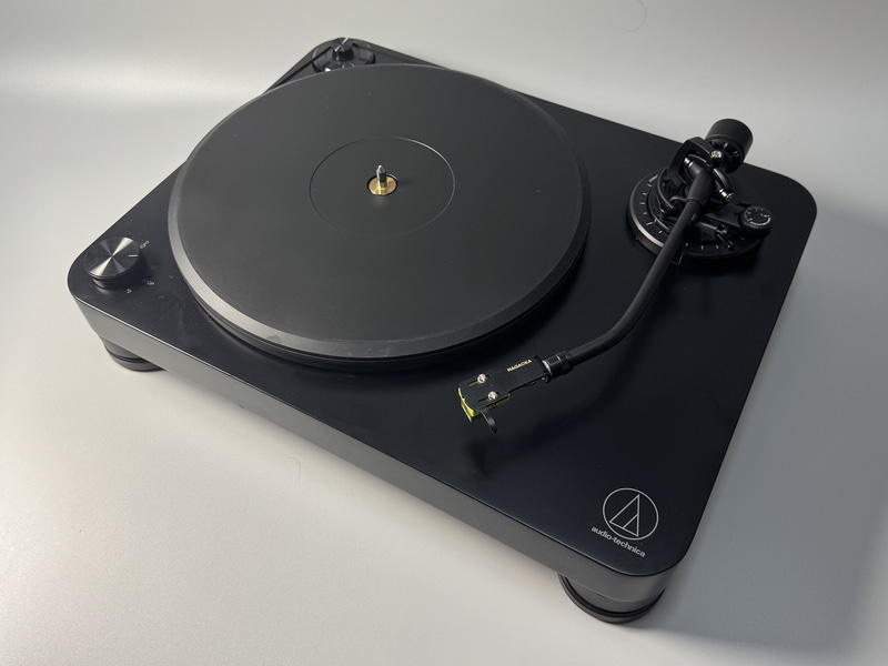 レコードプレーヤー。DS-DAC-10Rにフォノイコライザーが内蔵されているので、フォノイコライザーを内蔵しない製品でも使用できる。写真は筆者がメイン機とは別にレコードの録音用として使用しているオーディオテクニカの「AT-LP7」。カートリッジはナガオカのMP型「MP-150H」に交換してある