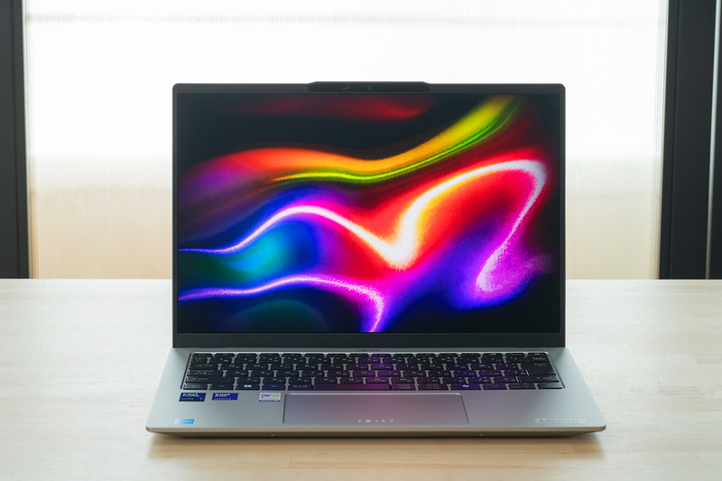 14型のOLED(有機EL)ディスプレイを採用。DCI-P3カバー率100%と高い色の再現度を持っている