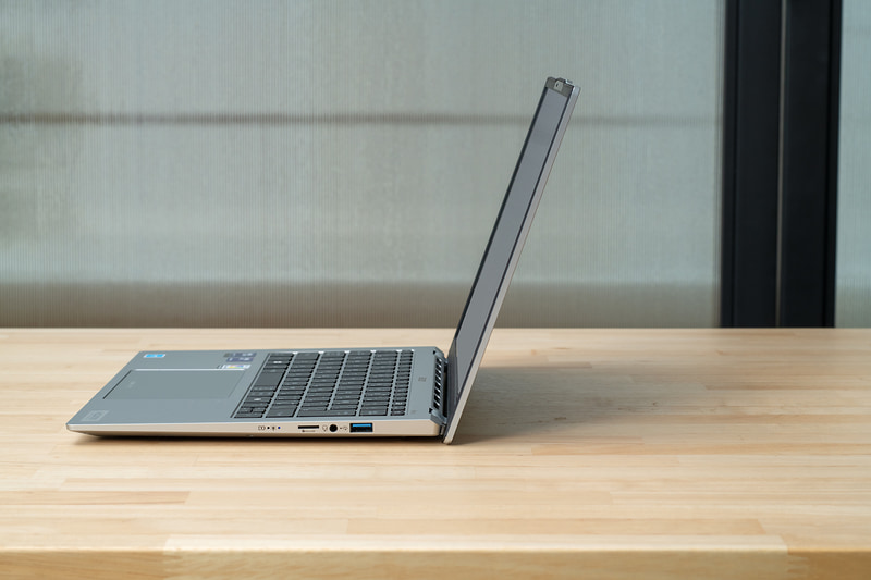 アルミニウム素材によってスリムでスマートなデザインと高い耐久性・放熱性を両立。ディスプレイは180度開くことができる