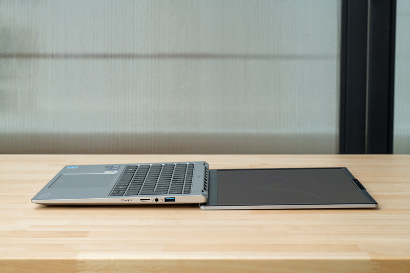 アルミニウム素材によってスリムでスマートなデザインと高い耐久性・放熱性を両立。ディスプレイは180度開くことができる