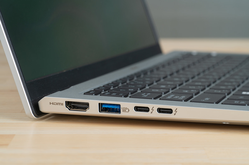 左側面に左側面にHDMI出力、USB 3.2 Gen 1、USB4 2基