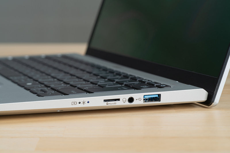 右側面にUSB 3.2 Gen 1、ヘッドセット端子、microSDカードスロット