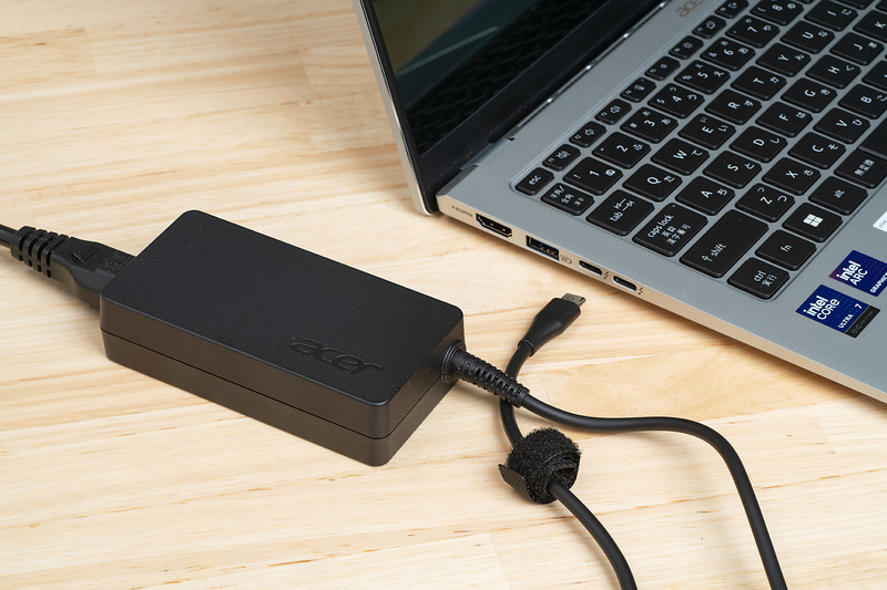 ACアダプタは100W出力が付属。コネクタはType-C形状