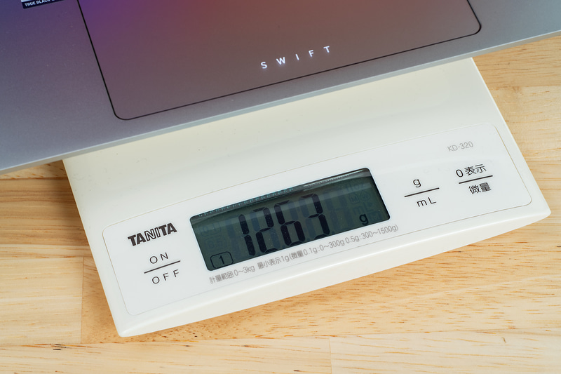 本体の重量は実測で1,263gと公称よりも若干軽かった