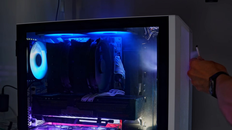 動画中、前面上部からスモークを吸引させた様子。上部排気ファンにスモークが吸い出されており、CPUクーラーまで風が届いていない