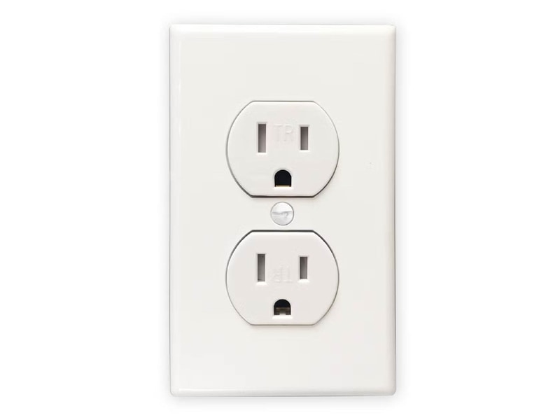 アメリカの壁コンセントは、驚いた顔のような3穴の3極コンセント