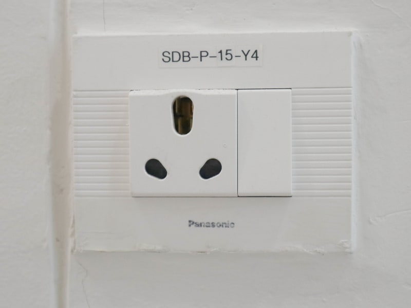 インドのコンセントは、丸ピンが3本ある