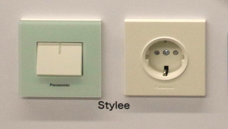 トルコでは丸ピンの電源と、3つ目の穴の替わりに上下に出っ張りの付いた3極タイプ