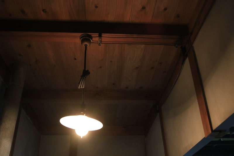 各家庭には1本の電線が引かれ、電灯1個が付けられるようになった。写真はイメージ(松下幸之助記念館)