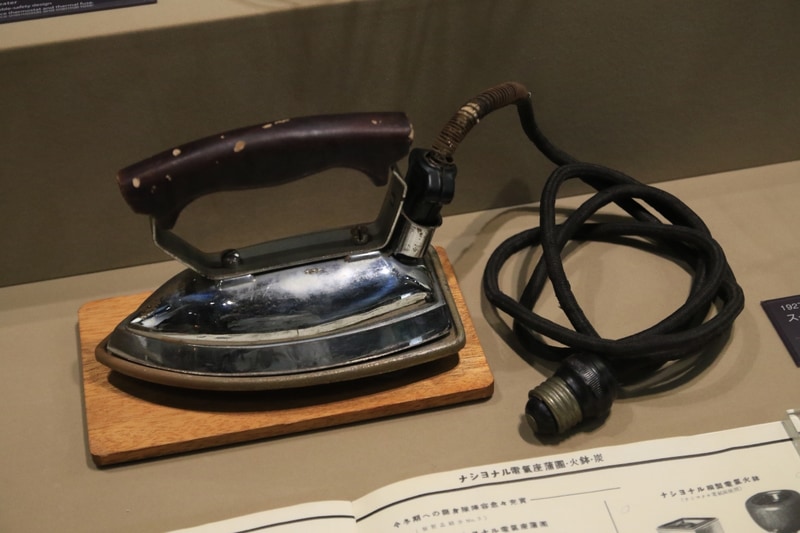 コンセント部分に注目。まだコンセントができる前だったので、電球ソケットに差し込んで使っていたアイロン