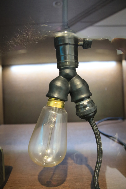 1920年(大正9年)「二灯用クラスター」。今で言う二股ソケットで、1つの電球ソケットで2つの家電を同時に使えるようになった