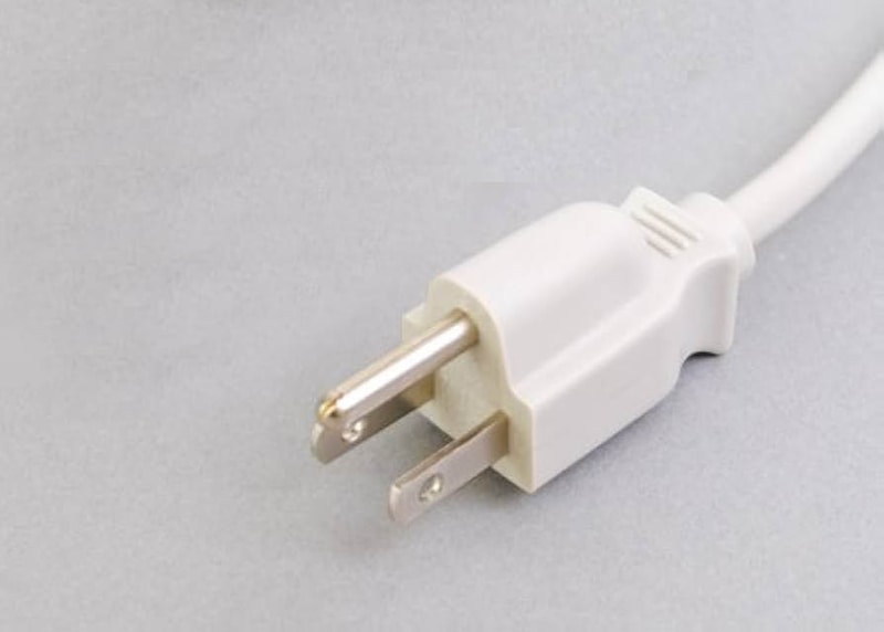 海外製のPCなどでよく見かける3極のコンセント。丸いピンがアースになっている