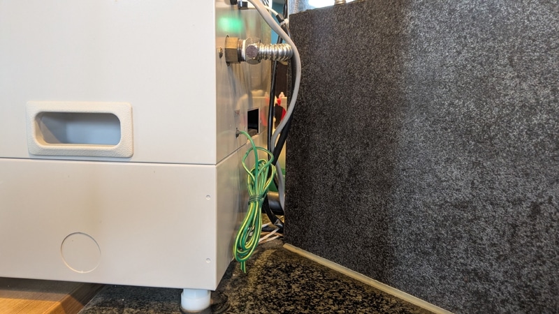 水回りで使う機器には必ず付いているアース線。業務用の冷水器だったがアースはどこにもつながっていなかった(笑)