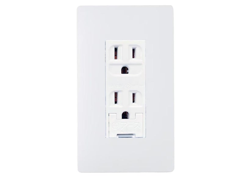 2)1つのコンセントに対して1本のアースピンが付いたコンセント。さらにネジ止め式の従来型アース端子が付いているコンセント