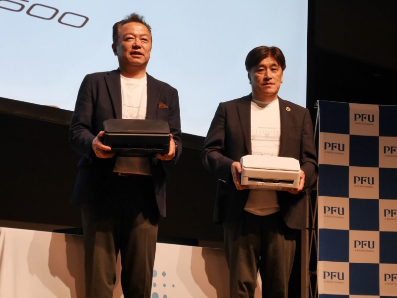 ScanSnap iX2500を披露する平原氏と宮内氏