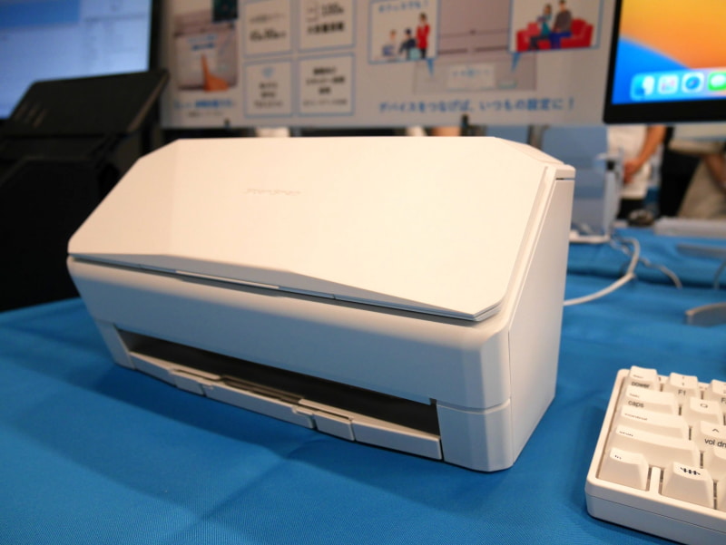 ホワイトモデル。陰影が美しく映るようデザインされている