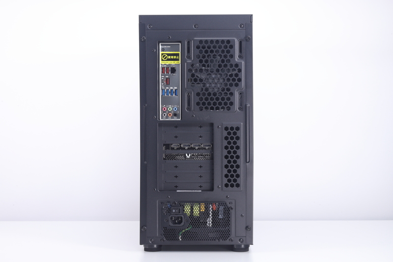 本体背面。マザーボードやビデオカードのインターフェイスや電源ユニットにアクセスできる