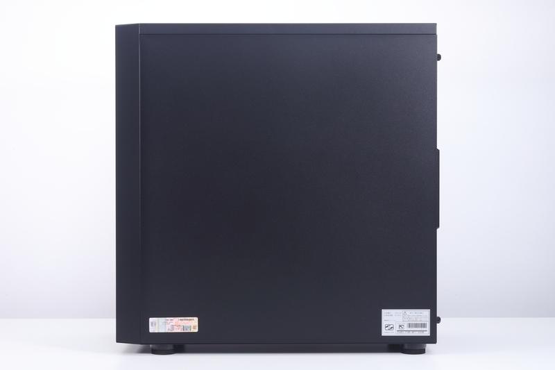 本体右側面。左側面と同様の金属製フラットパネルを装備