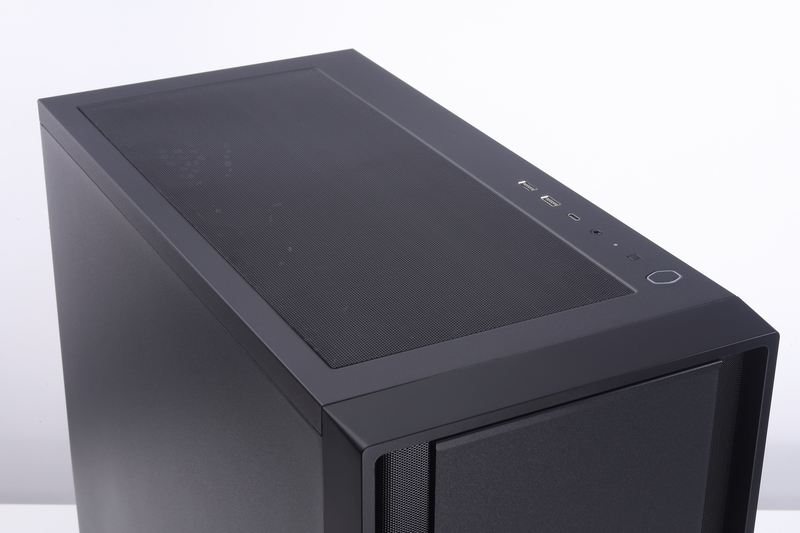 天板。開口部の大きなダストフィルタ付きの通気口を設けており、右前方にはUSBポートや電源スイッチが配置されている