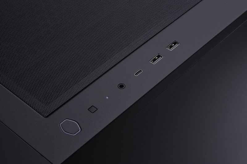 天板の右前方に配置されたインターフェイス。USB 3.2 Type-C(1基)、USB 3.2 Gen 1 Type-A(2基)、ヘッドセット端子のほか、電源スイッチとリセットスイッチを備えている