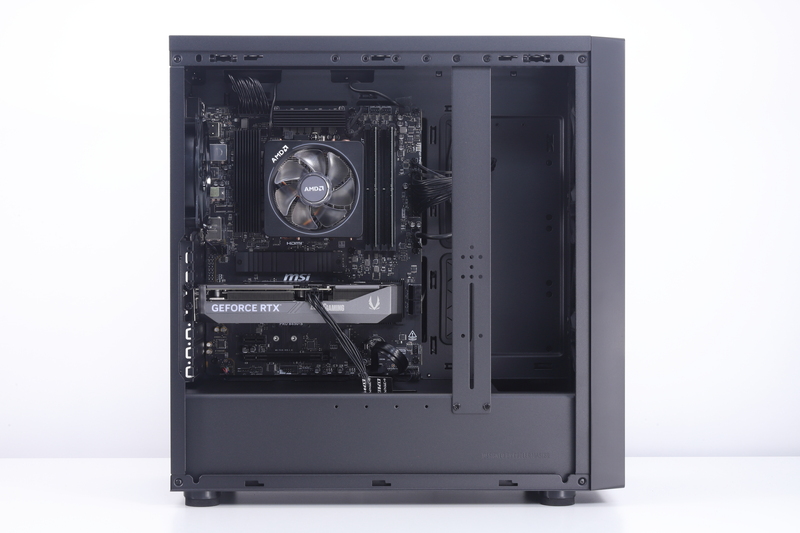 ケース左側面内部。大型のCPUクーラーやビデオカードを収容可能な広い空間が確保されている