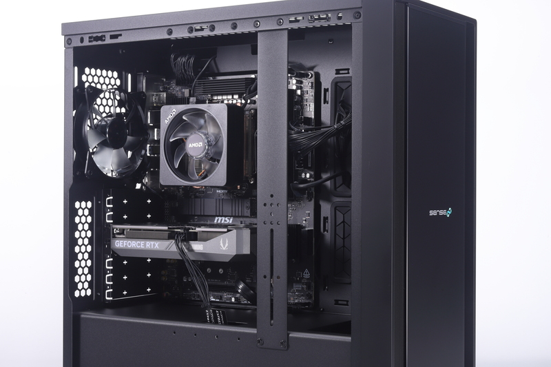 ビデオカードホルダーを標準装備。今回は使用されていないが、重量級のハイエンドビデオカードを安心して搭載できる