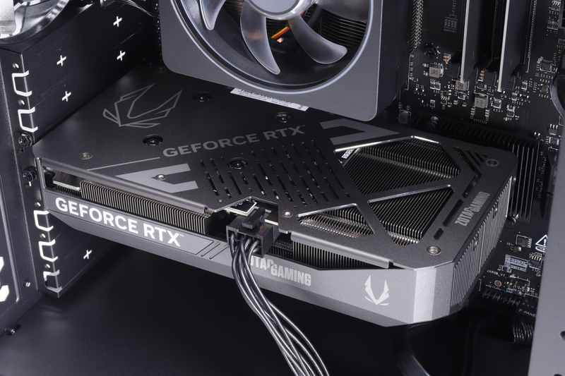 GeForce RTX 5060 Tiを搭載するビデオカード。コンパクトなサイズに最新GPUのパワーと16GBのVRAMを秘めている