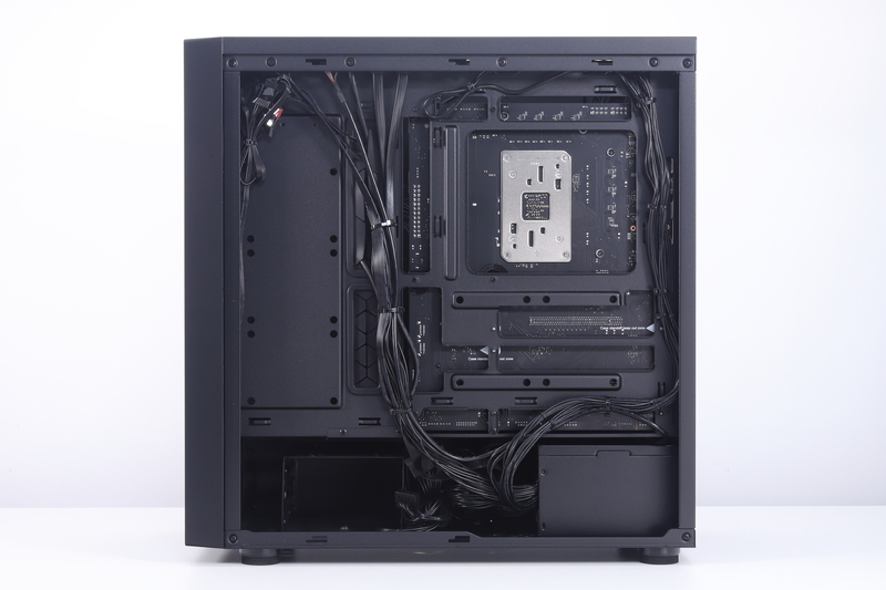 ケース右側面内部。裏配線スペースとなっている