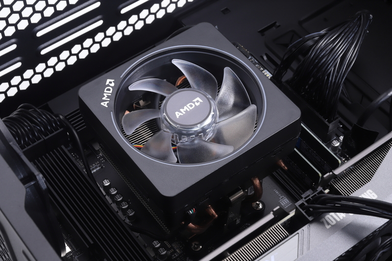 Ryzen 7 7700の冷却には純正クーラーのWraith Prismを採用。水冷クーラーにアップグレードするカスタマイズプランも用意されている