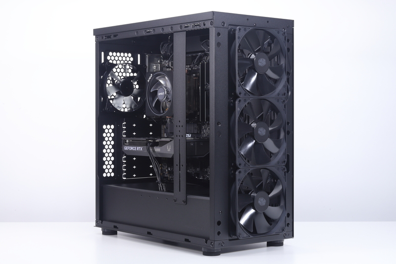 フロントに3基の140mmファン(吸気)、リアに1基の120mmファン(排気)を標準搭載。天板にファンを追加するオプションも用意されている