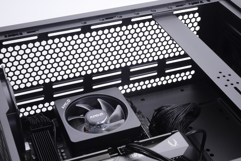 天板の通気口は3基の120mmファンまたは2基の140mmファンを搭載可能で、最大360mmの水冷ラジエータに対応