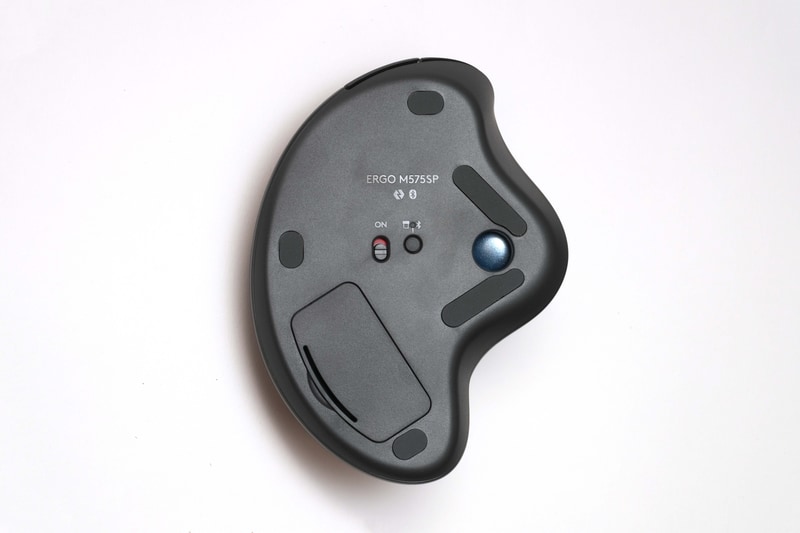 底面には電源スイッチと接続ボタンを配置